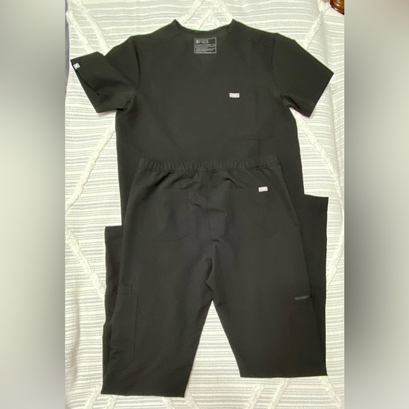 Cargo pants size medium tall. Top size medium. - Picture 4 of 6